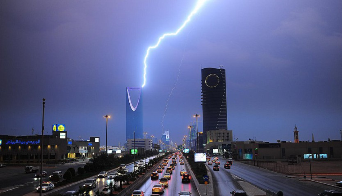 عواصف رعدية مصحوبة بأمطار غزيرة على منطقة الرياض